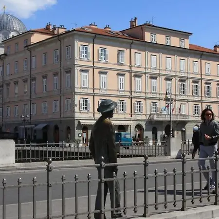 6 Ponterosso - Luxury Attic דירה טריאסטה